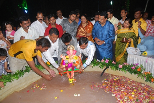 Mayor Sunil Prabhu immersing his own Ganesh murti in an artificial pond by setting an example for others to follow
